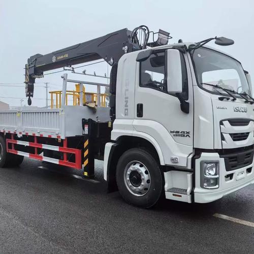 出口俄羅斯五十鈴4*2單橋程力10噸隨車吊與8噸徐工隨車起重機(jī)價(jià)格分析