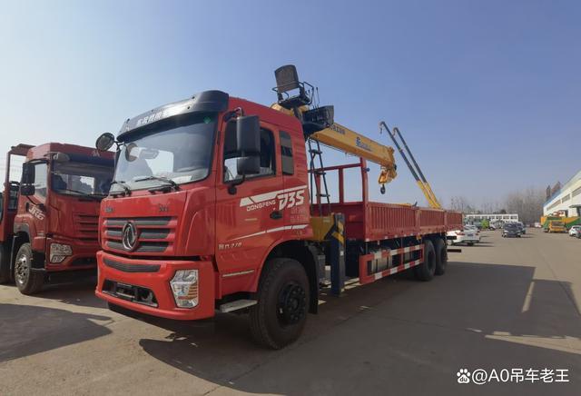 東風(fēng)暢行D3S后八輪6缸配徐工12噸隨車吊 工程運(yùn)輸起重一體化的實(shí)力之選